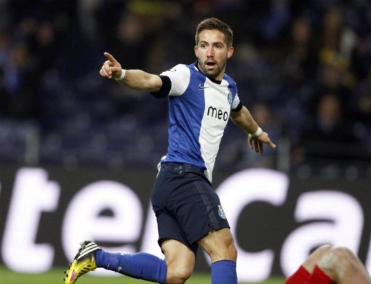 Paris Saint-Germain director Leonardo will meet with the agent of FC Porto midfielder Joao Moutinho in the next few days according to reports in France.