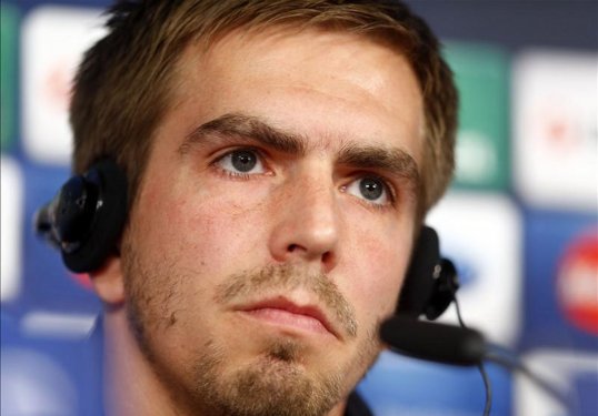 Bayern Munich captain Philipp Lahm has praised his side's defence in the 4-0 defeat of Barcelona in the Champions League.