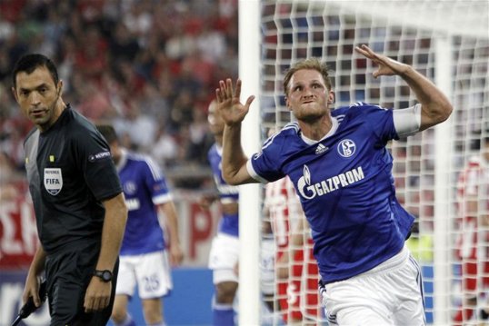Liverpool have re-emerged as contenders for the signature of Schalke 04 captain Benedikt Howedes.