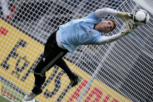 Liverpool have been dealt a transfer blow after it emerged Hannover 96 goalkeeper Ron-Robert Zieler is keen to remove the release clause from his contract.