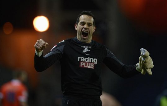 Millwall manager Steve Lomas is hoping that goalkeeper David Forde remains at the club.