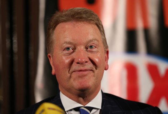 Boxing promoters Eddie Hearn and Frank Warren clashed on Twitter over negotiations for a Carl Froch and Nathan Cleverly bout.