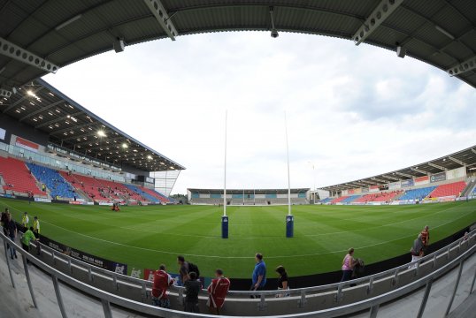 Former New Zealand and Wigan coach Graham Lowe is involved in a bid by racehorse owner Marwan Koukash to take control of cash-strapped Super League club Salford City Reds.