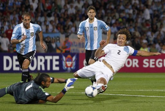 Paris Saint-Germain defender Diego Lugano will be joining Spanish side Málaga on loan until the end of the season.