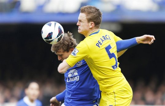 Highly-rated Reading centre-half Alex Pearce said he is not willing to discuss his own future while Reading’s hangs in the balance.