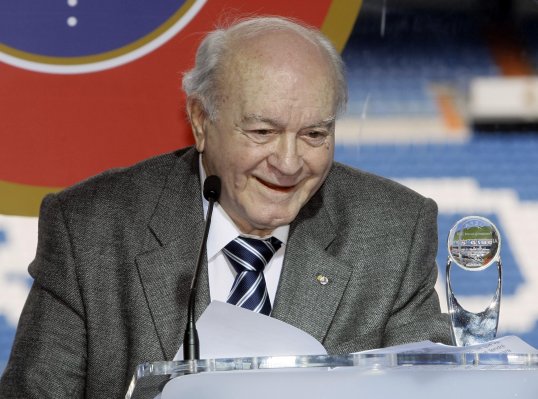 Real Madrid’s honorary president Alfredo Di Stefano has been admitted to hospital in Spain for a routine procedure.
