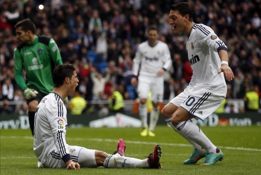 Real Madrid must keep Cristiano Ronaldo, according to midfielder Mesut Ozil.