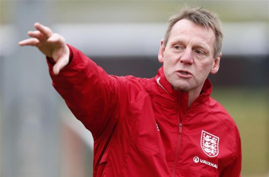 England Under-21 manager Stuart Pearce believes that the Football Association should be encouraging more older and former professionals into coaching.