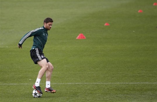 Manchester City are preparing to beat their biggest rivals to the signature of Real Madrid midfielder Xabi Alonso by offering him a big signing-on fee.