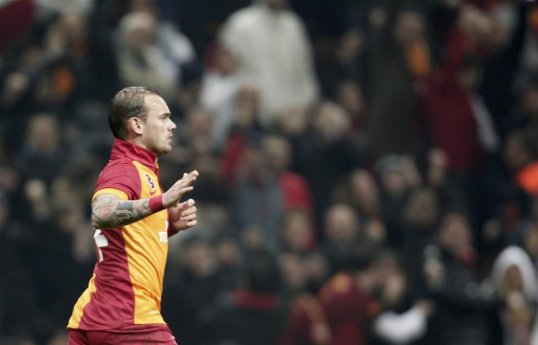 Manchester United are ready to offer winger Antonio Valencia to Galatasaray in a bid to land Dutch playmaker and long-time target Wesley Sneijder.