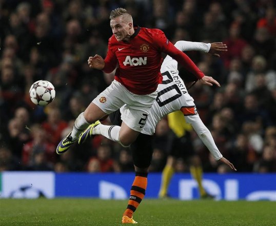 Fulham manager Rene Meulensteen has his eye on out-of-favour Manchester United left-back Alexander Buttner, SportsDirect News understands.