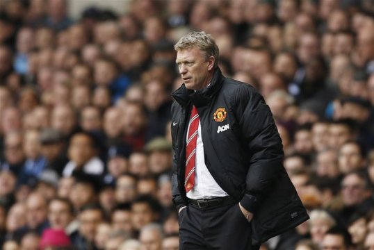 Manchester United manager David Moyes has made three changes to the side that drew 2-2 with Tottenham Hotspur at the weekend.