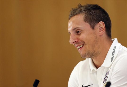 Manchester United manager David Moyes is contemplating a bid for Everton defender Phil Jagielka.