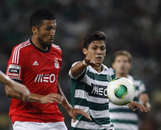 Manchester United are said to be leading the chase against rivals Manchester City and Real Madrid for the signing of Benfica defender Ezequiel Garay.