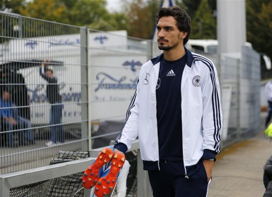 Barcelona are close to landing the signature of Borussia Dortmund defender Mats Hummels, according to a report in the German media.