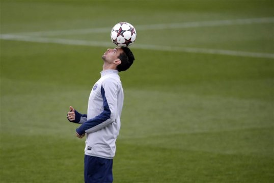 Manchester United's attempts to bring Paris Saint-Germain playmaker Javier Pastore to the Premier League have taken a twist.