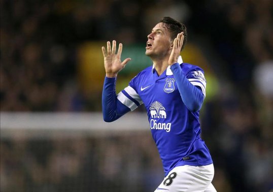 Manchester United manager David Moyes’ first encounter with his former club Everton ended in disappointment as a late goal from Bryan Oviedo earned the Toffees three points at Old Trafford.