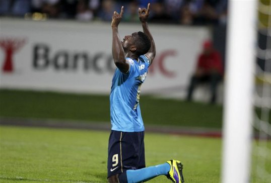 Manchester United, Chelsea and Tottenham Hotspur target Jackson Martinez is stalling over a contract renewal at FC Porto, according to a report in the Spanish media.