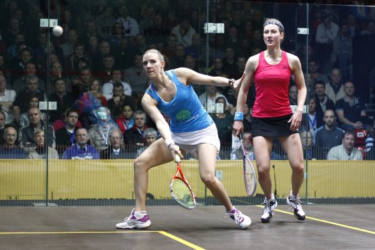 England's world no 3 women's squash player Laura Massaro has pulled off a major upset in the World Series Squash Finals by beating the world champion Nicol David.