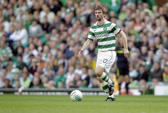 Former Celtic winger Paddy McCourt is training with Hibernian, following a number of trials with English clubs, it has been reported.
