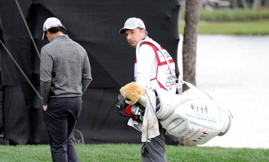 World number one Rory McIlroy has issued an apology after pulling out of the Honda Classic midway through the second round, citing tooth ache.