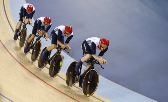 Great Britain’s men’s team-pursuit squad have crashed out of the Track World Cup in Glasgow.
