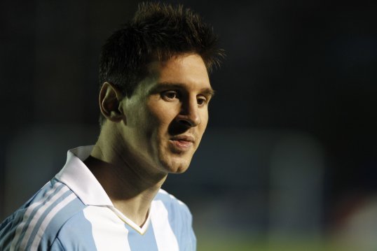 Barcelona superstar Lionel Messi has angered backers of a charity game in Los Angeles by pulling out of the event.