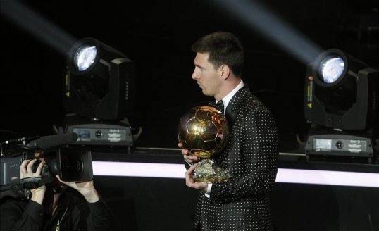 Barcelona forward Lionel Messi has sent a signed shirt to ex-Bayern Munich star Gerd Müller after the Argentine broke his record for goals in a calendar year.