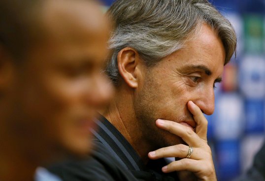 Former Liverpool midfielder Graeme Souness has directed criticism at Manchester City manager Roberto Mancini for his decision to use an unpractised back three in defence.