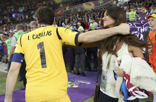 The girlfriend of Real Madrid goalkeeper Íker Casillas has revealed that all is not well in the club’s dressing room.