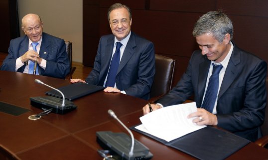 Real Madrid honorary president Alfredo di Stéfano has given his backing to coach José Mourinho, saying the side must