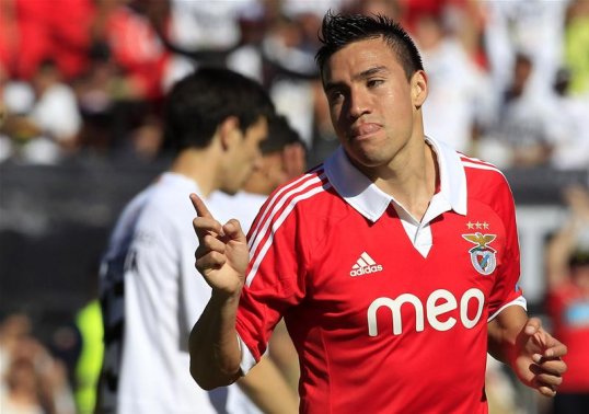 Manchester United manager David Moyes is understood to have added Benfica attacker Nicolas Gaitan to the top of his list of January targets.