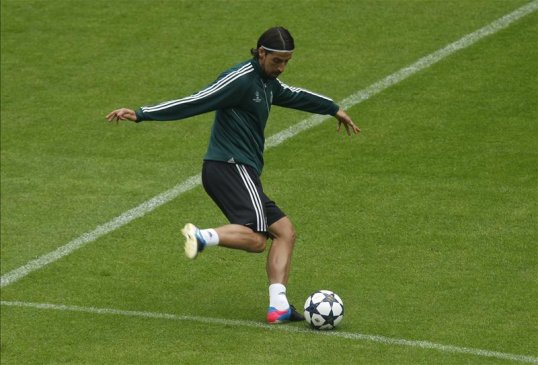 Manchester United boss David Moyes is set to go head-to-head with Chelsea's Jose Mourinho for the signature of Real Madrid midfielder Sami Khedira.