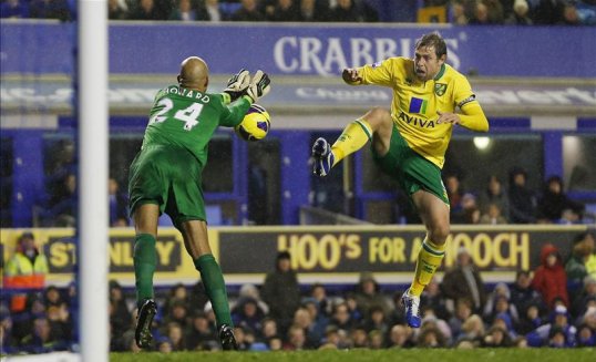 Everton boss David Moyes is stepping up the search for a new goalkeeper.