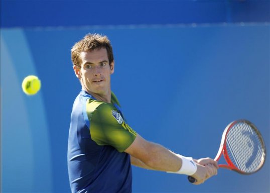 Andy Murray has beaten Benjamin Becker in the quarter-finals of the Aegon Championship.
