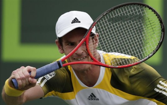 Andy Murray has beaten Grigor Dimitrov in straight sets to ensure his place in the fourth round of the Miami Masters.