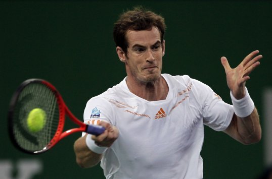 Britain’s Andy Murray has won the first set 7-5 in the final of the Shanghai Masters.