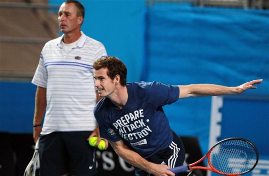 Andy Murray says he feels “a little bit calmer than usual” before his Australian Open semi-final against Roger Federer.