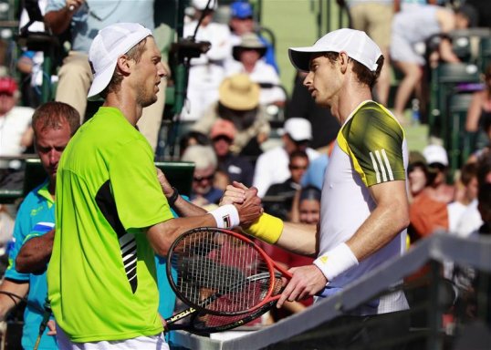 Andy Murray breezed past Andreas Seppi in straight sets to reach the quarter-finals of the Masters in Miami.