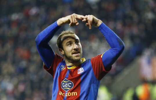 Crystal Palace striker Glenn Murray has signed a new three-year deal at Selhurst Park.