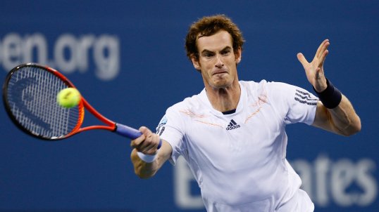 Andy Murray has made it through to the last eight of the US Open after beating Milos Raonic in straight sets.