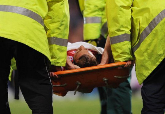 Crystal Palace forward Glenn Murray is likely to be out for six months after the club revealed he will need an operation on his torn cruciate ligament.