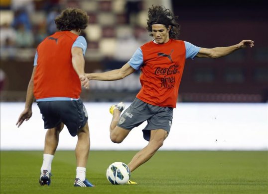 Serie A club Napoli are confident that striker Edinson Cavani will be staying with the club over the summer because his buy-out clause is too high.