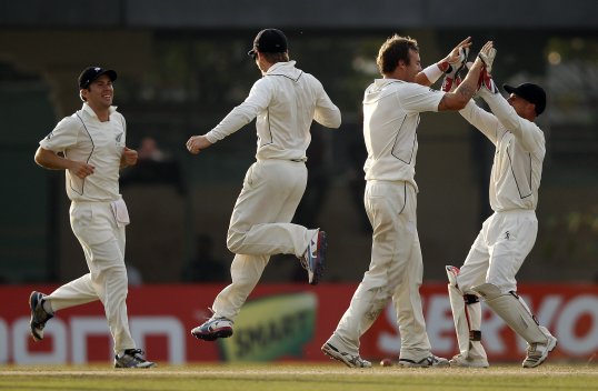 New Zealand closed in on a series-levelling win in the second and final Test against Sri Lanka as the hosts slumped to 47 for four in their second innings.