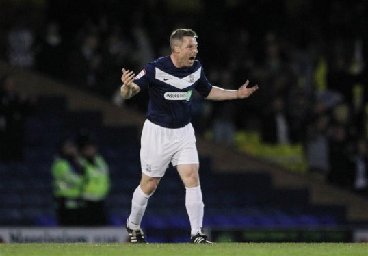Southend striker Neil Harris has announced his retirement after an injury plagued season.