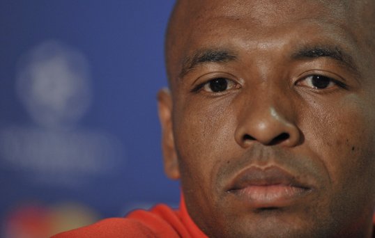 The New York Cosmos have signed veteran Spain midfielder Marcos Senna.