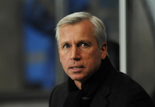 Newcastle United manager Alan Pardew has made one change from the midweek defeat to Swansea City for the visit to Manchester United on Saturday lunchtime.