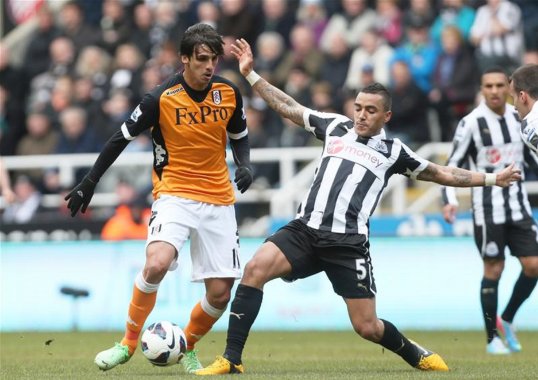 Queens Park Rangers have signed Newcastle United defender Danny Simpson in a three-year deal.