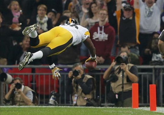 The Minnesota Vikings lead the Pittsburgh Steelers 10-7 at the end of the first quarter of their game at Wembley Stadium.