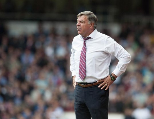 West Ham United boss Sam Allardyce believes managers should be allowed to criticise match officials after watching his side lose 3-2 at home to Everton.